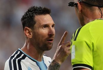 El cruce de Messi con el árbitro .