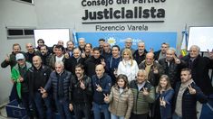 Intendentes del peronismo le insisten a Kicillof para que desdoble las elecciones