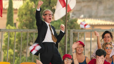 Este film deportivo fusiona el humor típico inglés y la ironía con un gran elenco.