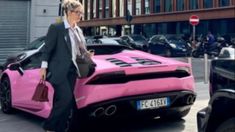 La empresaria llegó al tribunal de Milán en el nuevo Lamborghini color rosa. La empresaria llegó al tribunal de Milán en el nuevo Lamborghini color rosa.