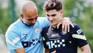 Guardiola y Álvarez durante un entrenamiento en Manchester City. Guardiola y Álvarez durante un entrenamiento en Manchester City.
