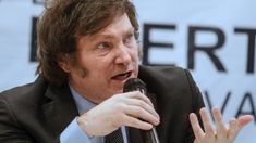 Según detalló la BBC, Javier Milei cuenta con una mesa con objetos que recuerdan a Margaret Thatcher.