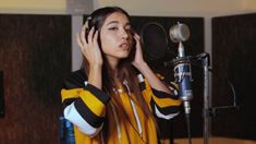 María Becerra cantando en francés, toda una novedad. María Becerra cantando en francés, toda una novedad.