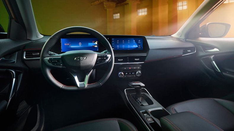 El interior del nuevo Chevrolet Spin con las pantallas integradas.