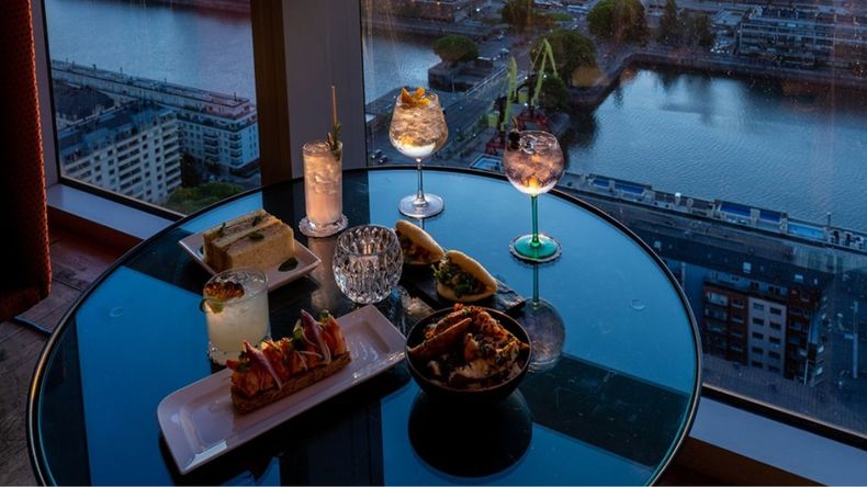 Rooftop bar con vistas provolegiadas a Puerto Madero.