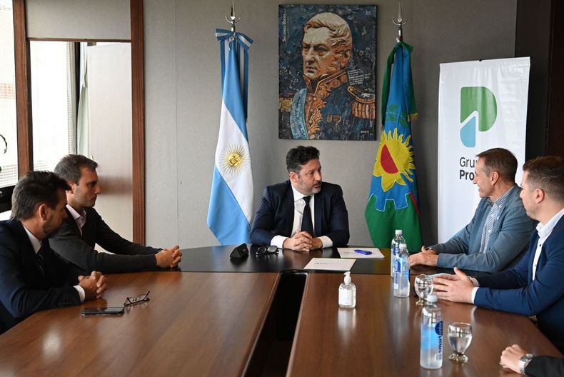 Menéndez y Sola en la charla del acuerdo firmado.  Foto Prensa.