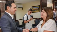 Bullrich junto a Valdés.