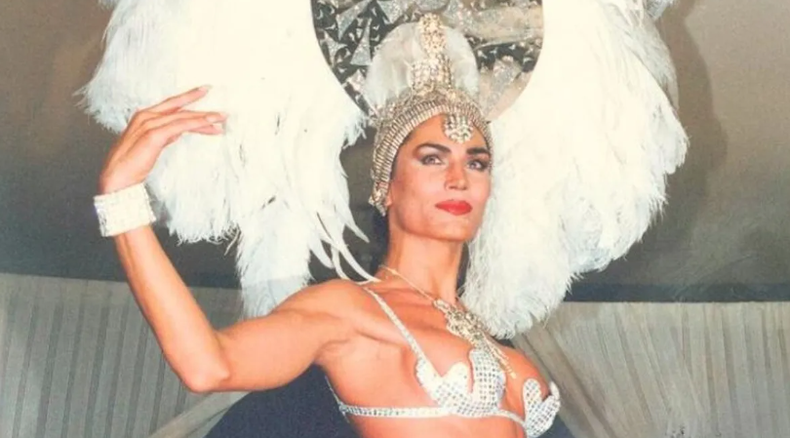 En 1995, Cris Miró debutó como la primera vedette trans del Teatro Maipo.