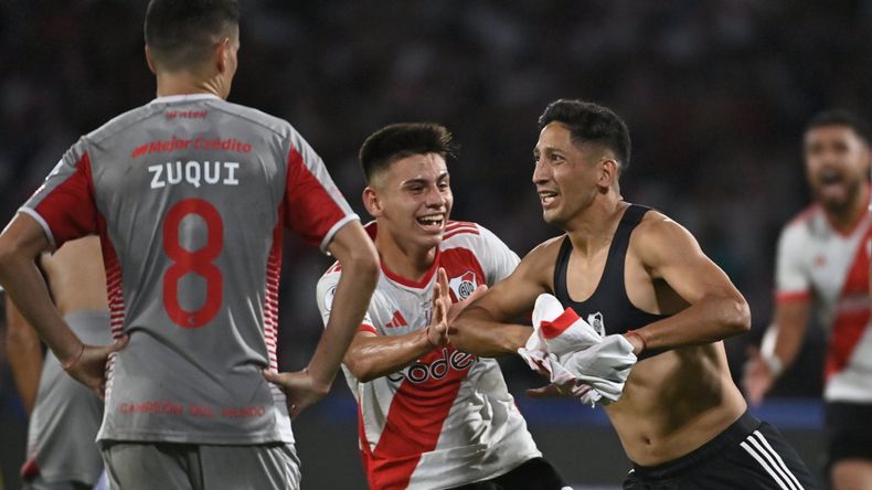 Festejo de gol de Rodrigo Aliendro para darle la victoria a River 2 a 1 contra Estudiantes de La Plata, y así consagrarse campeón de la Supercopa Argentina 2023.