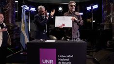 Fito Páez y el rector de la Universidad de Rosario, Franco Bartolacci. Fito Páez y el rector de la Universidad de Rosario, Franco Bartolacci.