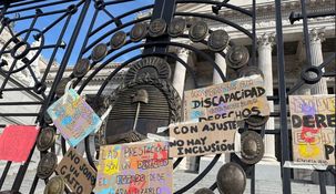 Marcha al Congreso en defensa de las personas con discapacidad.