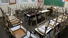 La docencia, en crisis: sueldos mal pagos, pluriempleo y endeudamiento. La docencia, en crisis: sueldos mal pagos, pluriempleo y endeudamiento.