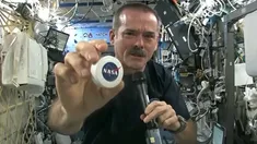 Las increíbles imágenes de un experimento llevado a cabo por un astronauta canadiense. Las increíbles imágenes de un experimento llevado a cabo por un astronauta canadiense.