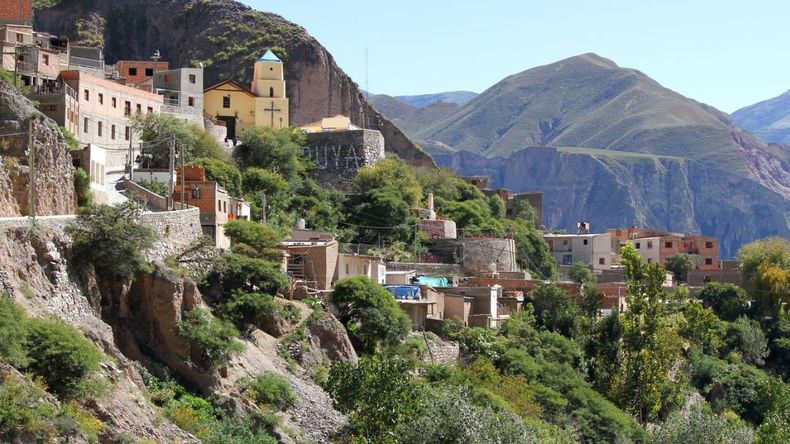 La magia de un paraje oculto entre las montañas permite a los visitantes alojarse en hosterías o cabañas que brindan una experiencia auténtica en contacto con la naturaleza.