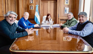 Walter Correa, Omar Plaini, Cristina Kichner, Mario Manrique y Pablo Moyano. Walter Correa, Omar Plaini, Cristina Kichner, Mario Manrique y Pablo Moyano.