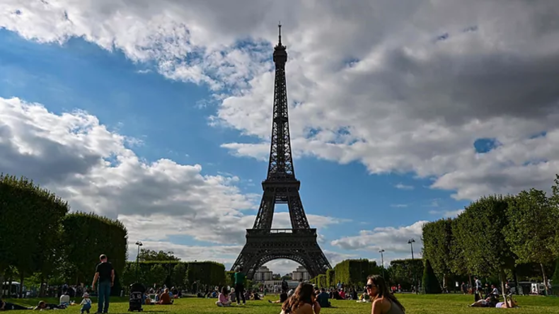 Un hombre fue detenido en Francia por saltar en paracaídas desde la Torre Eiffel.
