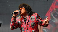 Carlos La Mona Jiménez tiene 72 años y más de cinco décadas arriba de los escenarios. Carlos La Mona Jiménez tiene 72 años y más de cinco décadas arriba de los escenarios.