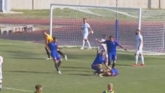 Un futbolista se desmayó después de anotar un gol Un futbolista se desmayó después de anotar un gol