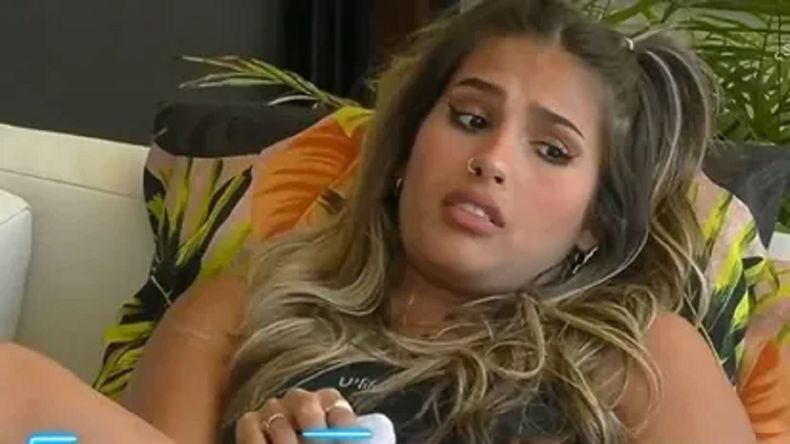 Julieta no pudo ocultar su incomodidad.