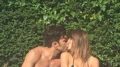 Mariano Martínez y Lali Espósito: tarde de sol y apasionado beso en la pileta Mariano Martínez y Lali Espósito: tarde de sol y apasionado beso en la pileta