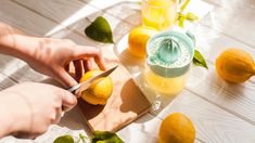 Esta técnica evita que el jugo de limón se ponga amargo después de exprimirlo. Esta técnica evita que el jugo de limón se ponga amargo después de exprimirlo.