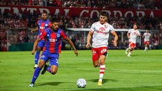 El lateral Herrera, de San Lorenzo, disputa el balón con Nicolás Cordero, de La Gloria. El lateral Herrera, de San Lorenzo, disputa el balón con Nicolás Cordero, de La Gloria.