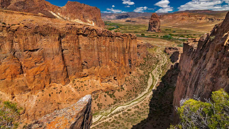 Un corredor escénico que amplía la oferta de turismo en Argentina con senderos, cañadones y formaciones volcánicas únicas en la región. Un corredor escénico que amplía la oferta de turismo en Argentina con senderos, cañadones y formaciones volcánicas únicas en la región.