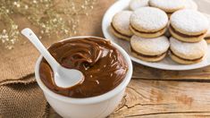 Muchas son las versiones del origen del dulce de leches, y varios países disputan su creación generando distintos mitos. Muchas son las versiones del origen del dulce de leches, y varios países disputan su creación generando distintos mitos.