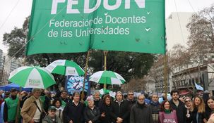 La Federación de Docentes de las Universidades reclamando que el Gobierno cumpla con la Ley de Financiamiento Universitario.