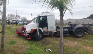 Imágenes impactantes del accidente entre un camión y una camioneta en La Plata. Una mujer murió a raíz del fuerte choque.&nbsp;