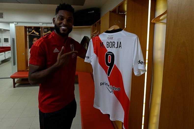 Borja junto a su camiseta: usará la 9.