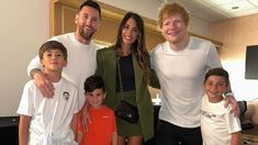 Lionel Messi y su familia con Ed Sheeran. Lionel Messi y su familia con Ed Sheeran.