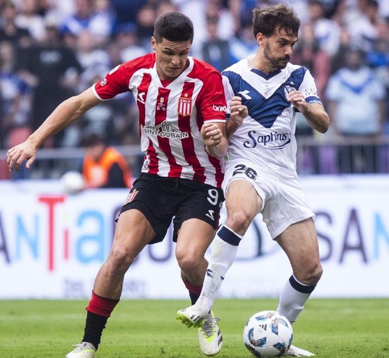 Guido Carrillo, de Estudiantes, intenta contra Agustín Bouzat, de Vélez. Guido Carrillo, de Estudiantes, intenta contra Agustín Bouzat, de Vélez.