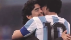 En las imágenes del diseñador gráfico holandés a través de la IA no faltó el abrazo del Diez con su versión joven. En las imágenes del diseñador gráfico holandés a través de la IA no faltó el abrazo del Diez con su versión joven.