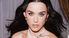 Katy Perry salió a recorrer la noche porteña e improvisó una comida con sus fanáticos. Katy Perry salió a recorrer la noche porteña e improvisó una comida con sus fanáticos.