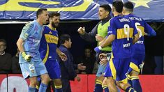 Agustín Marchesín, quien atajó un penal, festeja con sus compañeros el pase de ronda. Agustín Marchesín, quien atajó un penal, festeja con sus compañeros el pase de ronda.