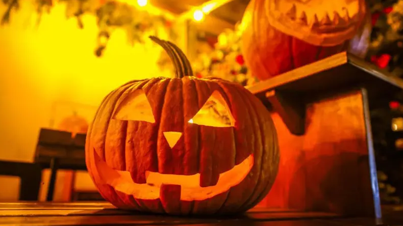 Halloween se celebra el 31 de octubre con la Noche de Brujas.