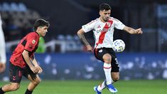 Taborda, del Calamar, marca a Simón, del Millonario, en Vicente López. Taborda, del Calamar, marca a Simón, del Millonario, en Vicente López.