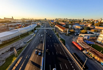 La Autopista Illia es una de las vías más importantes de la Ciudad. La Autopista Illia es una de las vías más importantes de la Ciudad.
