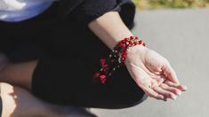 Utilizando un clip de oficina y unos pocos pasos, cualquiera puede colocarse una pulsera sin la necesidad de ayuda externa,