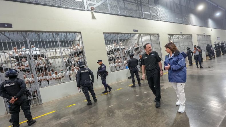 Bullrich reccore el CECOT junto a Guillermo Villatoro, el ministro de Justicia y Seguridad P&uacute;blica de El Salvador.