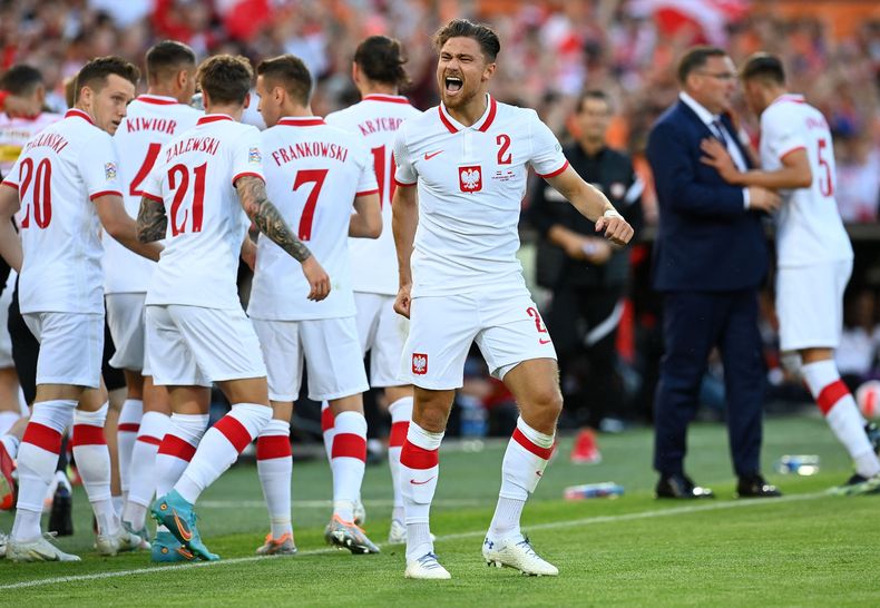Todo Polonia festeja el tanto de Matty Cash.