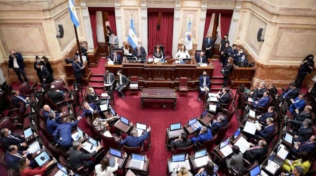Los que aspiren a obtener la beca deben mantener la regularidad en sus estudios, que no los abandonen y que se comprueben resultados favorables en el proceso de enseñanza.