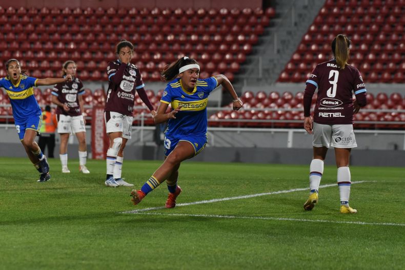 Estefanía Palomar ya convirtió su gol y corre a festejarlo.