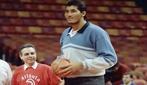 Ni siquiera sus entrenadores puede dar fe de cuánto realmente medía el Gigante González. Ni siquiera sus entrenadores puede dar fe de cuánto realmente medía el Gigante González.