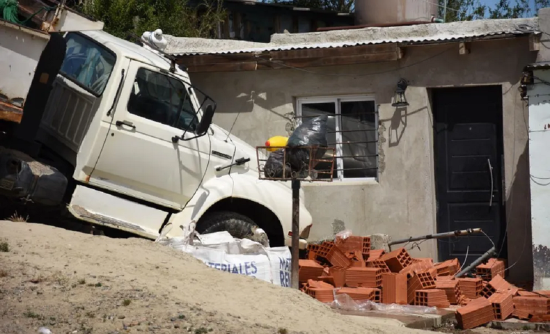 El camión luego impactó contra una casa.