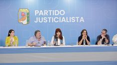 Cristina Kirchner, presidenta del PJ, junto al resto de las autoridades partidarias.