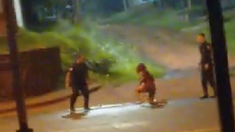 Las imágenes muestran a la Policía de Misiones tratando de contener a la mujer poseída. Las imágenes muestran a la Policía de Misiones tratando de contener a la mujer poseída.