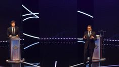 Massa avanza hacia el centro del escenario frente a un Milei refugiado en su atril. Massa avanza hacia el centro del escenario frente a un Milei refugiado en su atril.