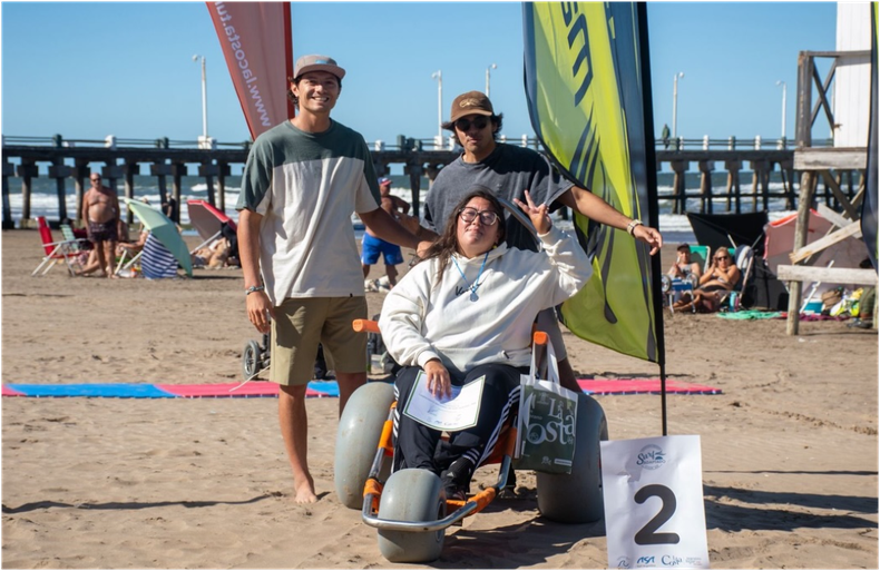 Florencia Santillán junto a sus compañeros de equipo en Mar de Ajó.